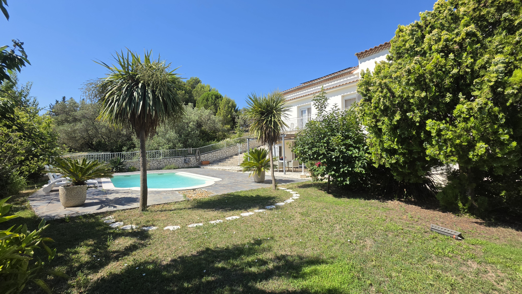 Maison 215 m2 sur terrain de 807 m2 avec piscine au sel