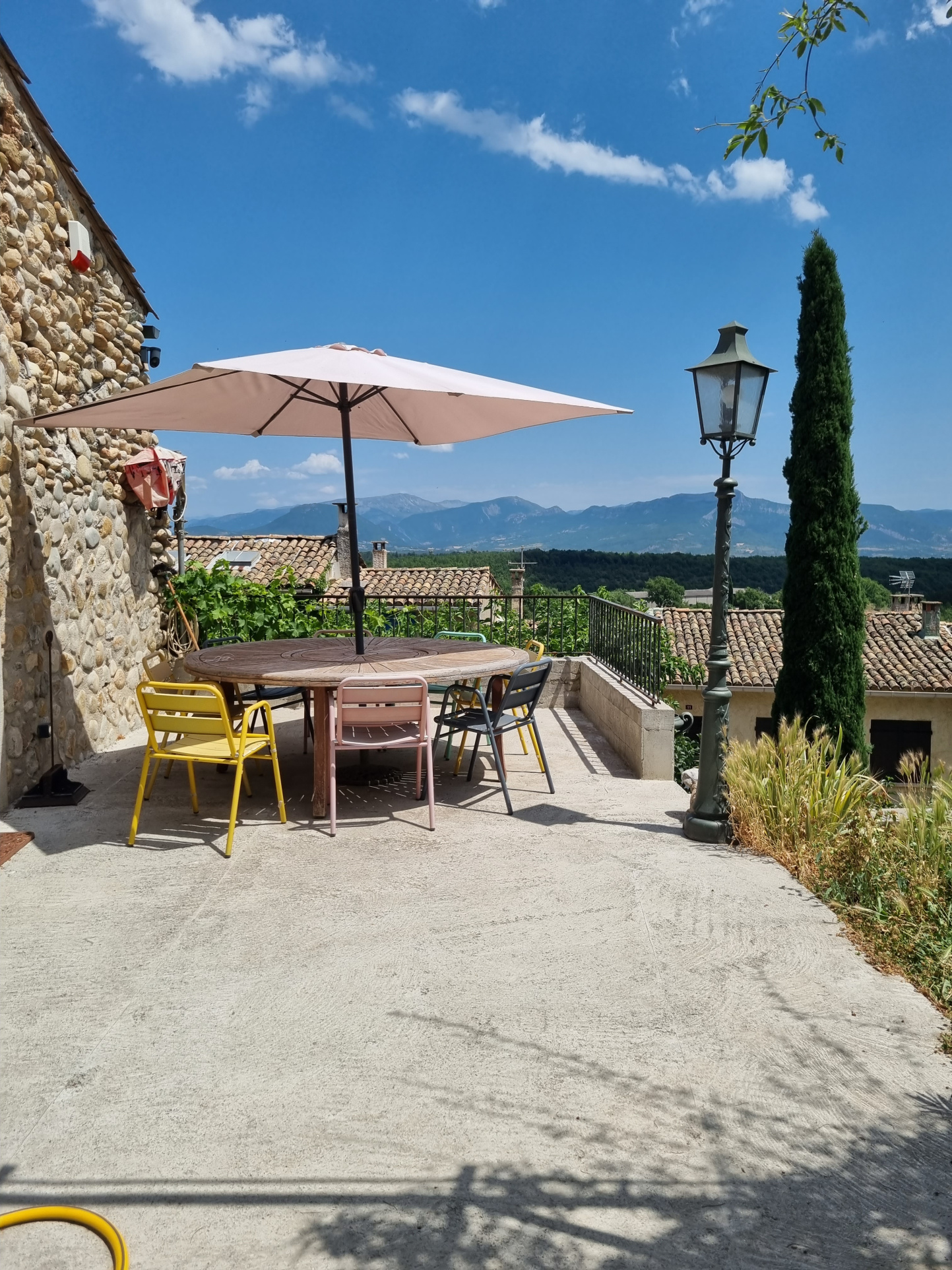 Maison avec jardinet et terrasses avec vue panoramique
